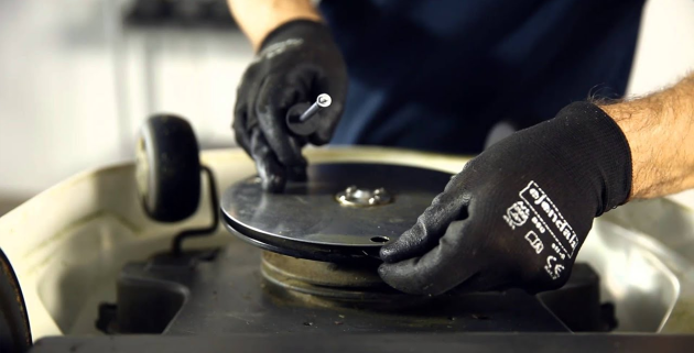 S&aring;dan v&aelig;lger og vedligeholder du knive til din robotpl&aelig;neklipper